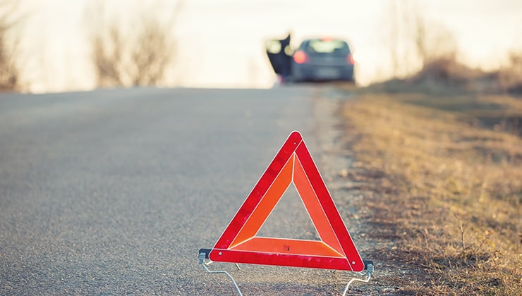 Véhicule en bord de route après un accident