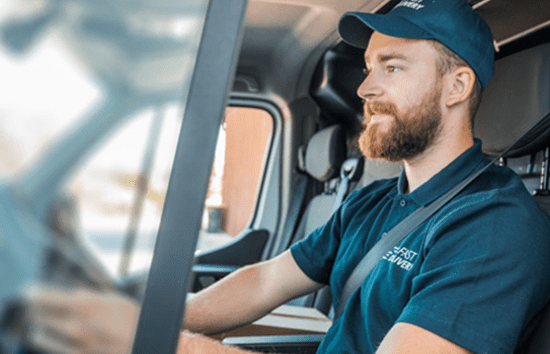Chauffeur dans un camion de livraison