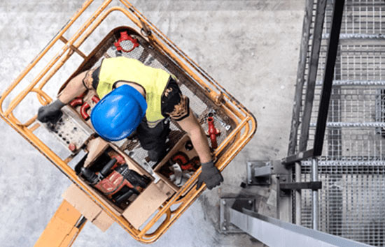 travailleur sur un chariot élévateur de chantier
